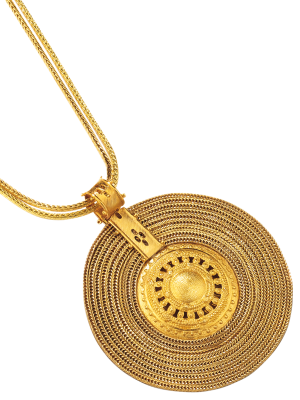 Goldene Halskette mit einem großen, runden Anhänger mit aufwendigem Muster und konzentrischen Kreisdesigns.