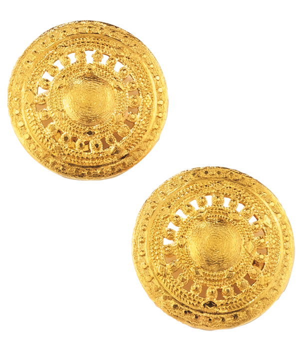 Zwei runde, verzierte goldene Ohrringe mit komplizierten, filigranen Mustern auf weißem Hintergrund.