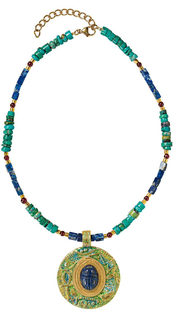 Perlenkette mit einem großen, verzierten runden Anhänger in Gold und Blau mit einem altägyptischen Skarabäus.