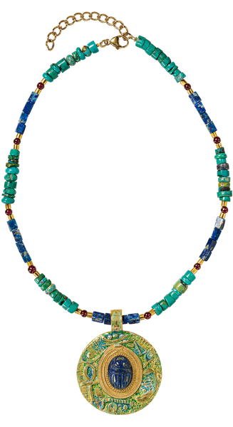 Perlenkette mit einem großen, verzierten runden Anhänger in Gold und Blau mit einem altägyptischen Skarabäus.