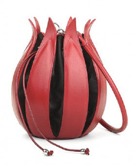 Rote Lederhandtasche mit blütenblattartigen Rändern und einem Kordelzugverschluss, der an eine blühende Blume erinnert.