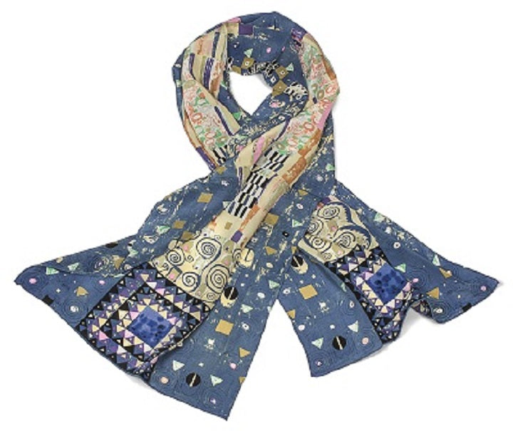 Blauer Schal mit abstrakten geometrischen Mustern in Gold, Lila und Creme, elegant angeordnet auf weißem Hintergrund.