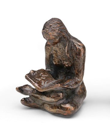 Bronzeskulptur einer sitzenden, ein Buch lesenden Frau mit gekreuzten Beinen und detailliert strukturierten Gesichtszügen.
