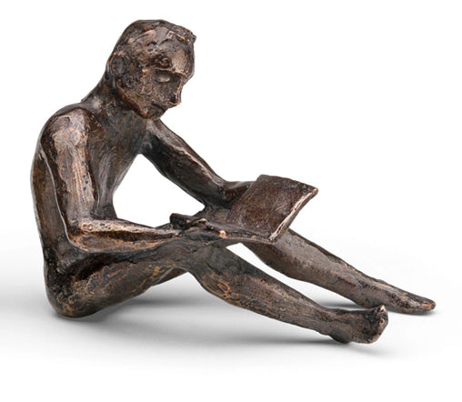 Bronzeskulptur einer sitzenden Person mit gekreuzten Beinen, die ein offenes Buch liest.