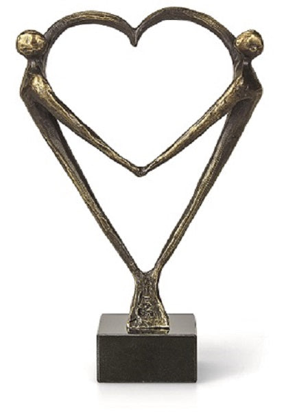Bronzeskulptur zweier abstrakter Figuren, die mit ihren Armen eine Herzform bilden, auf einem schwarzen Sockel.