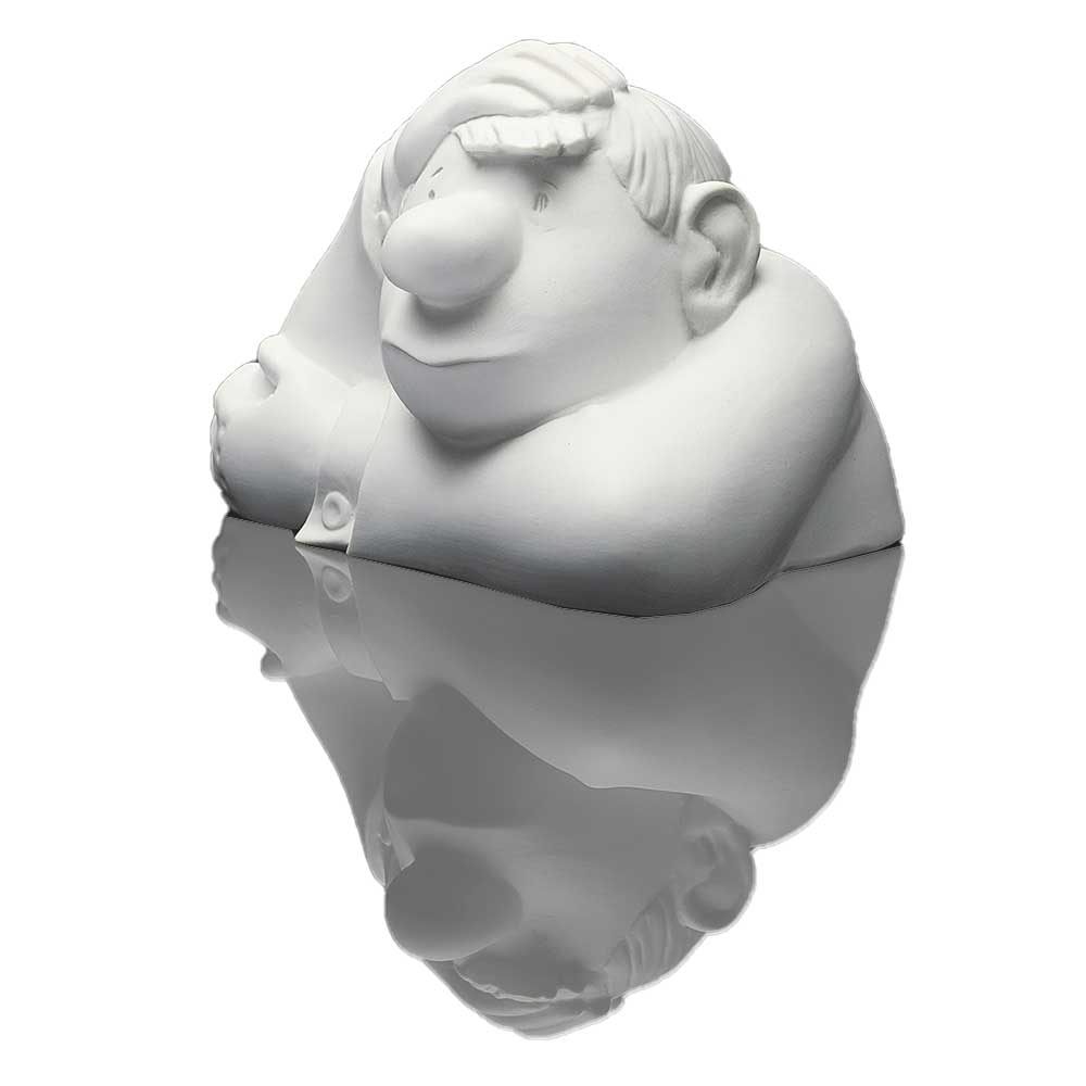 Weiße Skulptur eines Comic-Mannes, der seinen Kopf auf seiner Hand ruht, reflektiert auf einer glänzenden Oberfläche.
