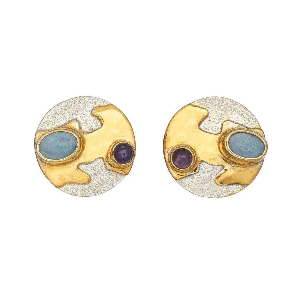 Runde Ohrringe mit silbernen und goldenen Abschnitten, mit blauen und violetten Edelsteinen in einem abstrakten Design.