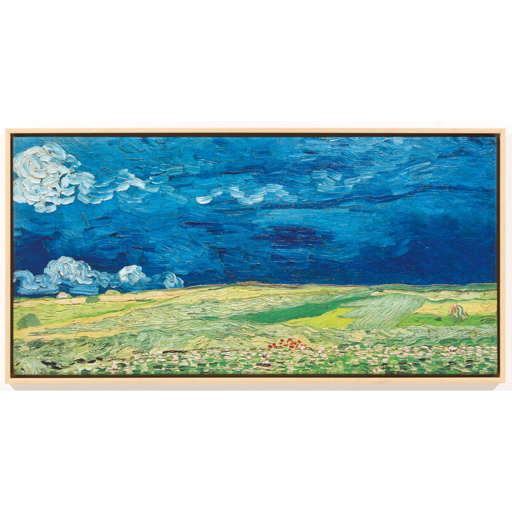 Ein Gemälde einer grünen Wiese unter einem dramatischen blauen Himmel mit wirbelnden Wolken, gerahmt in helles Holz.