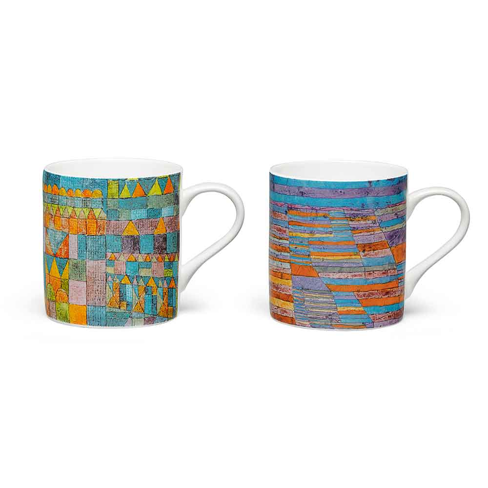 Zwei Tassen mit bunten, geometrischen Mustern in Blau-, Orange-, Gelb- und Lilatönen.