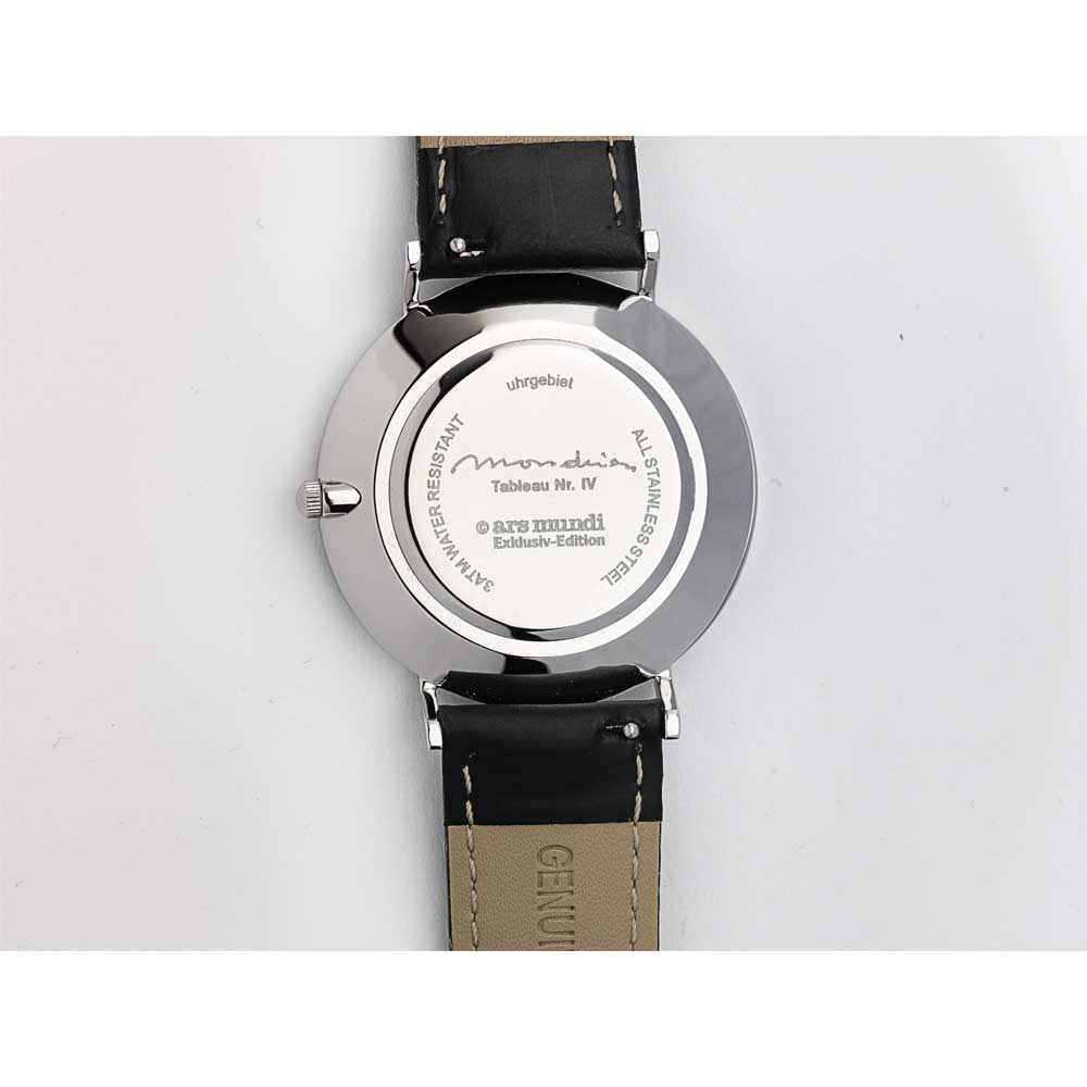 Rückseite einer Armbanduhr mit schwarzem Lederarmband, eingraviertem Text und sichtbarer Krone auf der linken Seite.