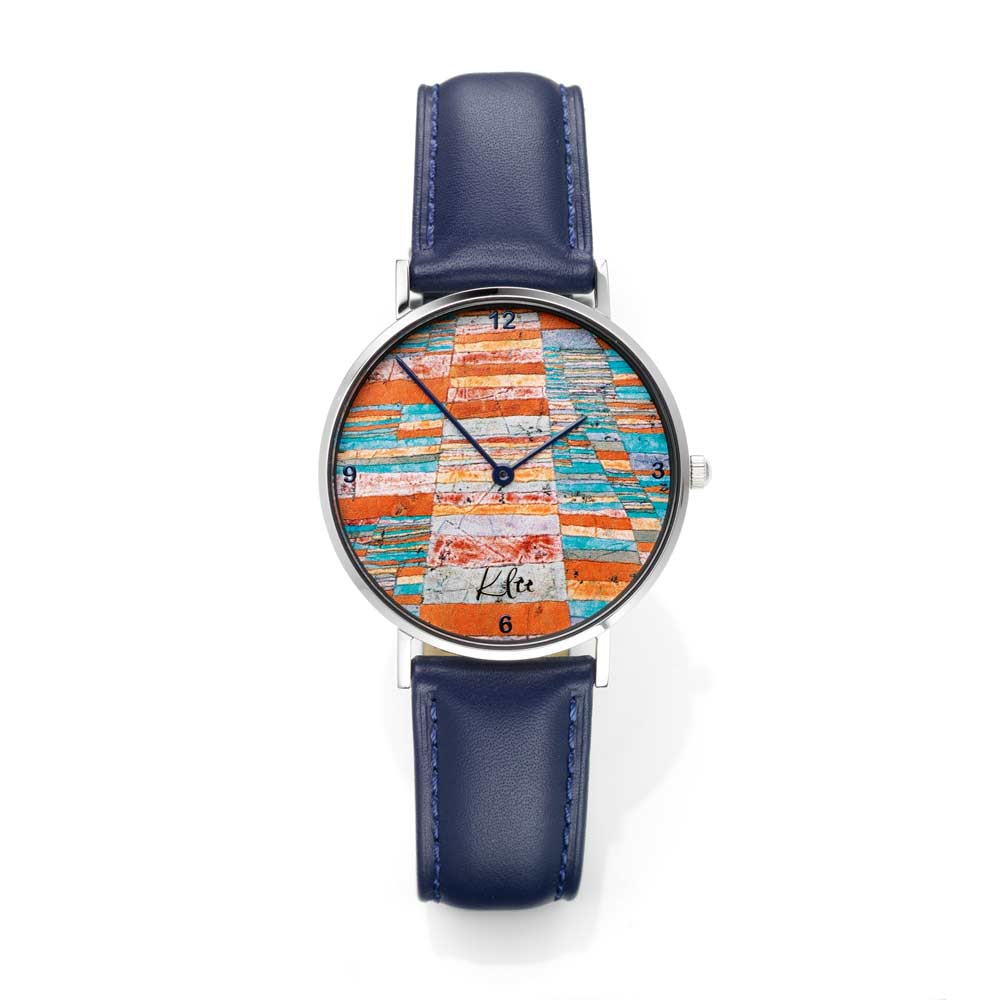 Armbanduhr mit blauem Lederarmband und buntem abstraktem Design auf dem Zifferblatt.