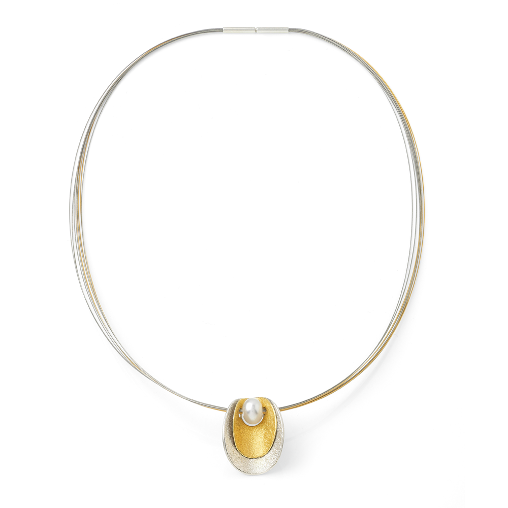 Eine Halskette aus Silber und Gold mit einem ovalen Anhänger, in dessen Mitte sich eine einzelne Perle befindet.