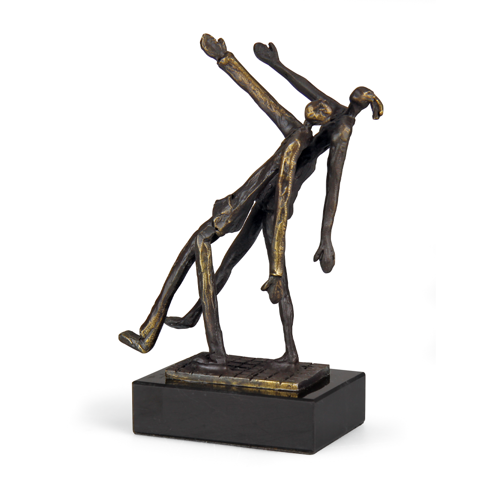 Abstrakte Bronzeskulptur zweier länglicher, sich nach oben beugender und greifender menschlicher Figuren, montiert auf einem schwarzen Sockel.