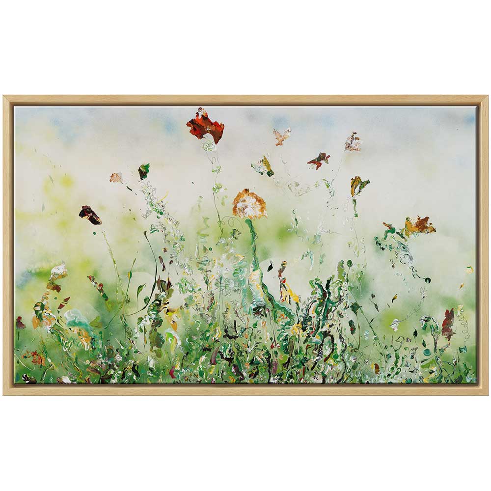 Abstraktes Gemälde von Wildblumen mit grünen Stielen und bunten Blüten vor einem sanften, hellen Himmel, in Holz gerahmt.
