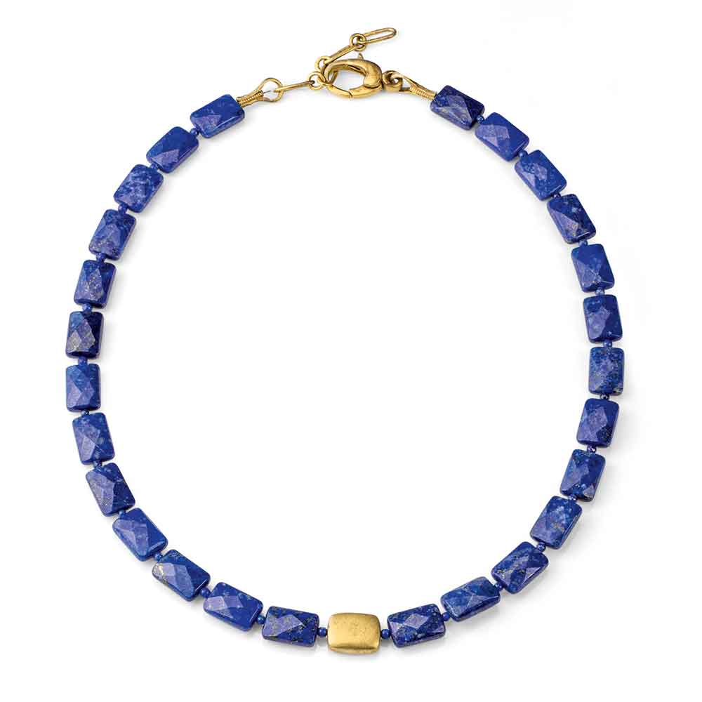 Eine Halskette mit blauen rechteckigen Perlen und einer einzelnen goldenen Perle mit einem goldenen Verschluss.