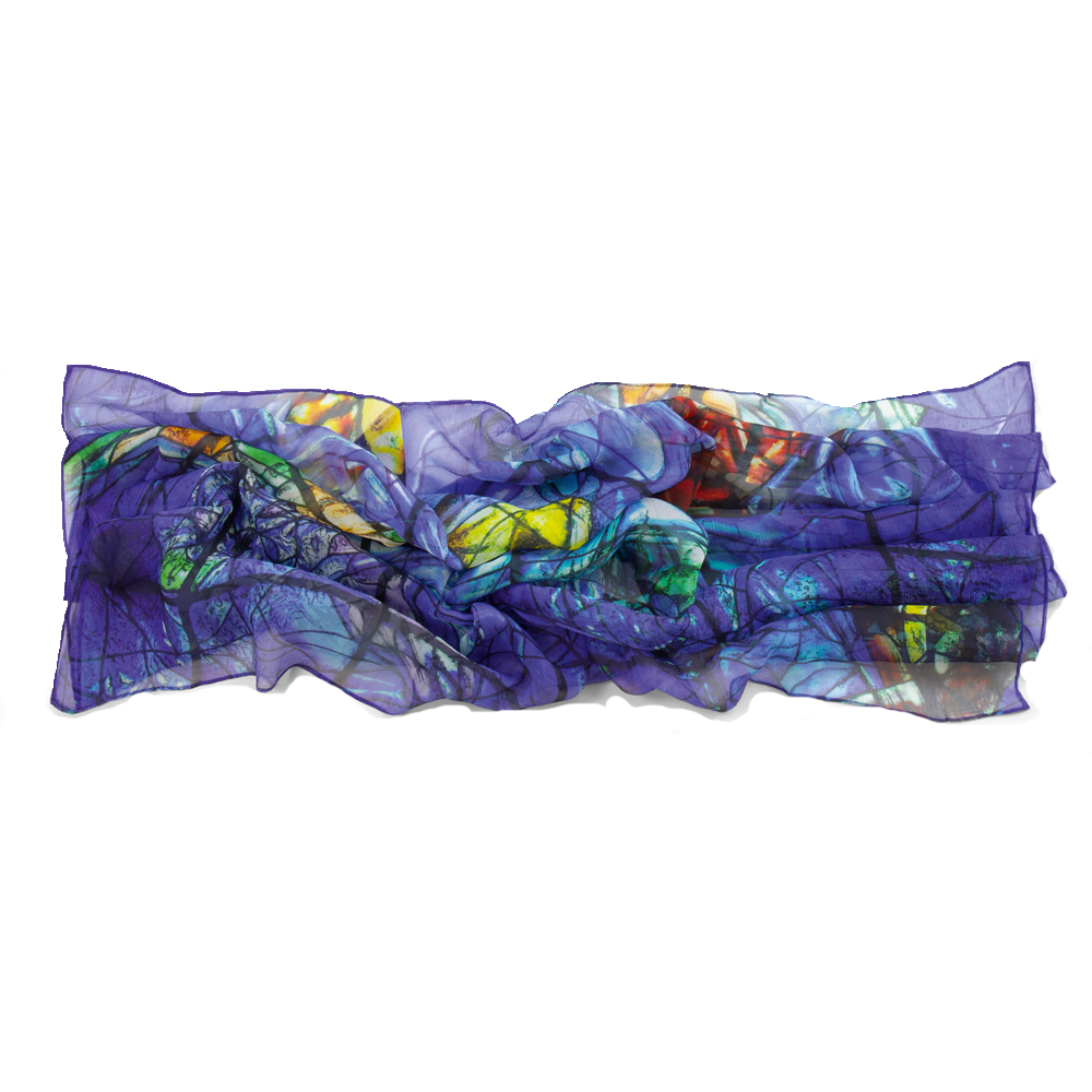 Transparenter, farbenfroher Schal mit blauen, violetten und gelben Mustern, in der Mitte locker geknotet.
