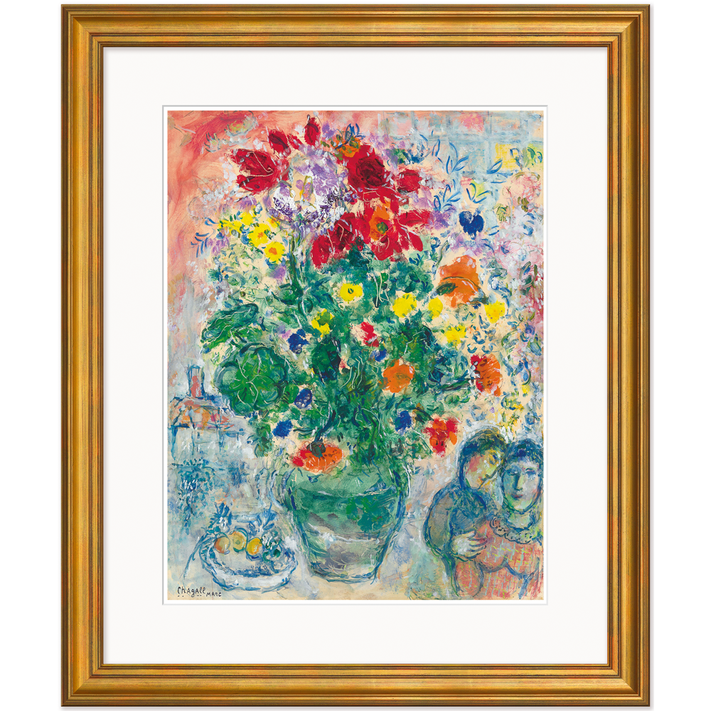 Ein farbenfrohes Gemälde mit leuchtenden Blumen in einer Vase mit zwei Figuren und Früchten, in Gold gerahmt.