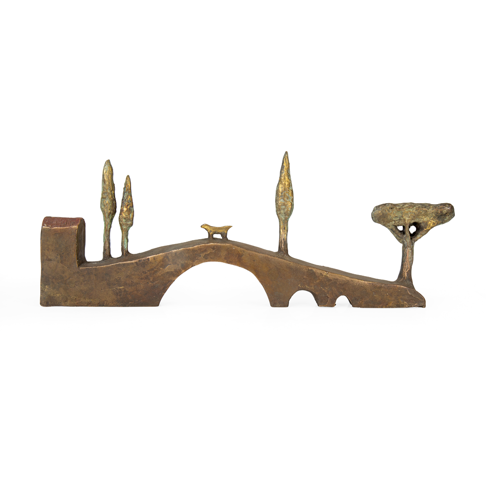 Bronzeskulptur einer Bogenbrücke mit Bäumen, einem kleinen Tier und einer hausähnlichen Form auf der linken Seite.