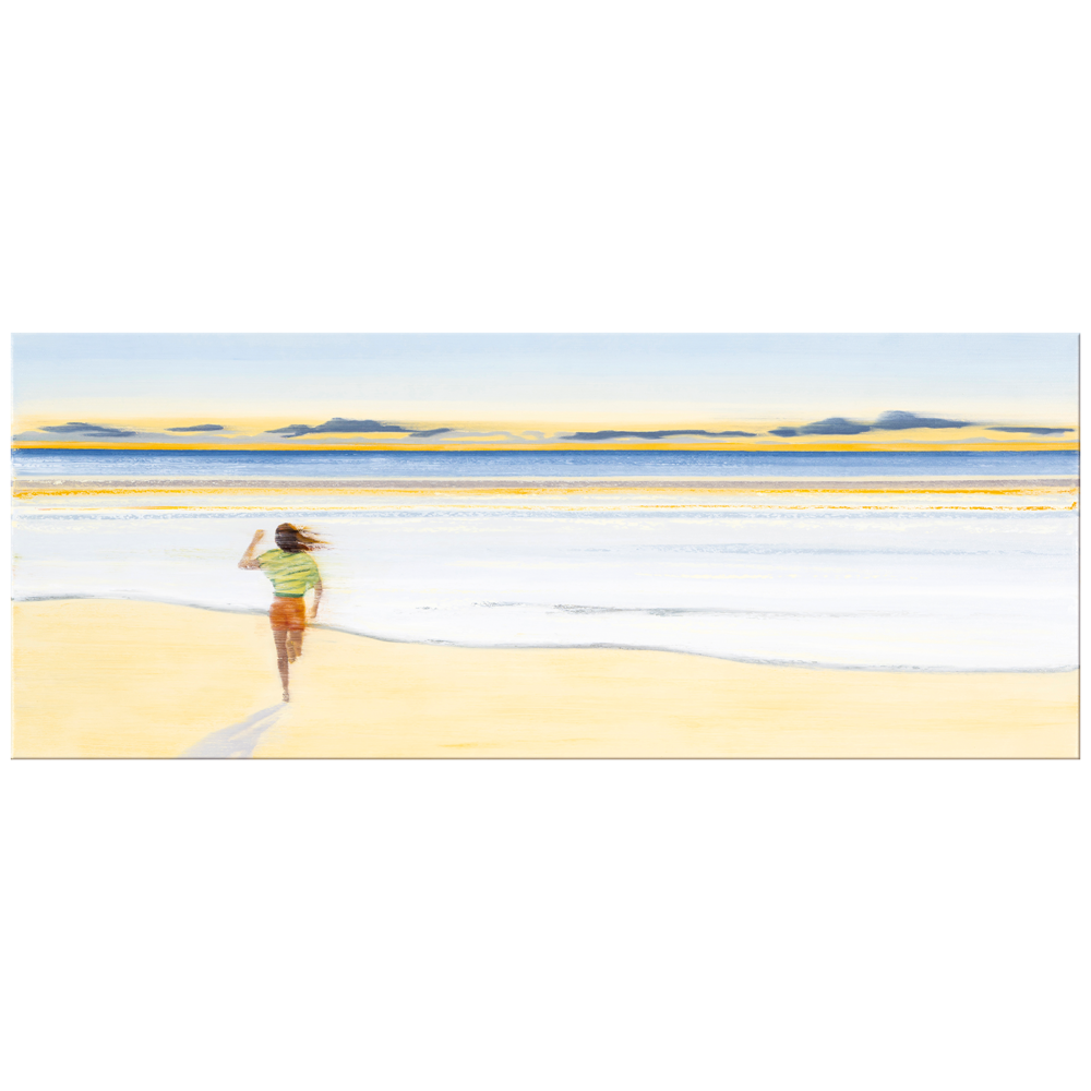 Eine Person in einem grün gestreiften Hemd geht unter einem sanften, bewölkten Himmel allein an einem Sandstrand in Richtung Meer.