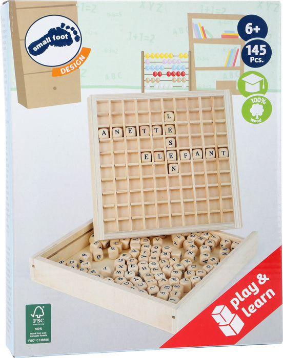 Schachtel mit dem hölzernen Wortspiel „Educate“ von Wörter legen für Kinder mit Buchstabensteinen, die auf einem Raster und in einem Tablett angeordnet sind.