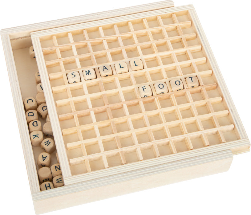 Das Wörter legen „Educate“ ist ein hölzernes Wortspielbrett mit Buchstabensteinen, die SMALL FOOT buchstabieren, und zusätzlichen Steinen, die in einem Seitenfach aufbewahrt werden.