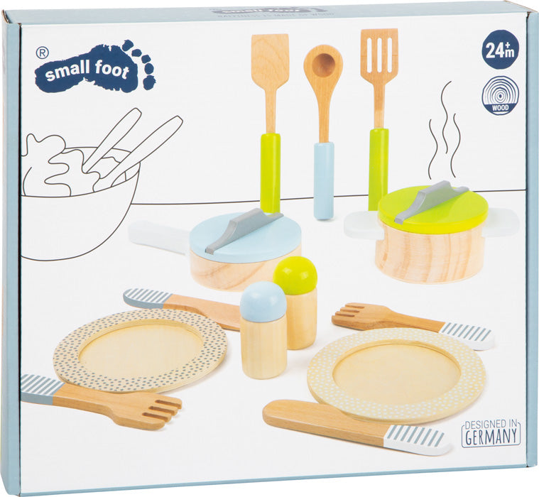 Das Geschirr- und Topfset Kinderküche ist ein Spielzeugküchenset aus Holz mit Tellern, Besteck, Töpfen sowie Salz- und Pfefferstreuern auf weißem Hintergrund.