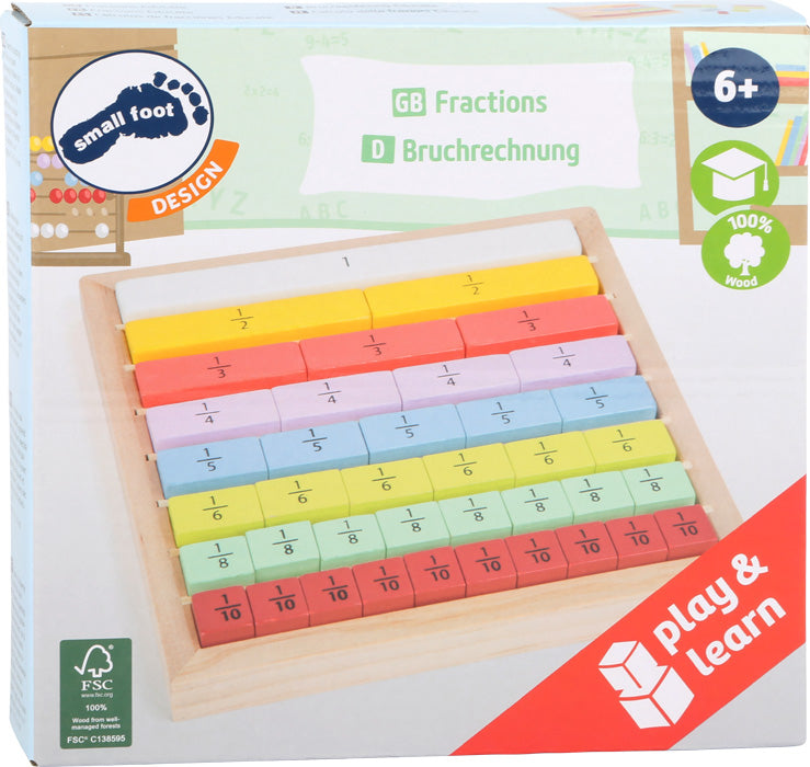 Die Bruchrechnung „Educate“ ist ein Bruchrechnungs-Lernset aus Holz mit bunten Bausteinen in einer Box, geeignet für Kinder ab 6 Jahren.