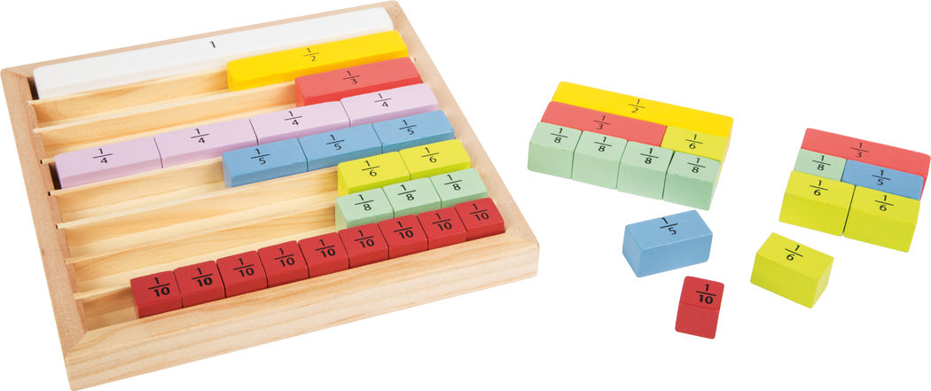 Die Bruchrechnungsstäbe aus Holz „Educate“ in verschiedenen Farben werden in einer Schale angeordnet und einzeln auf einer weißen Fläche präsentiert.
