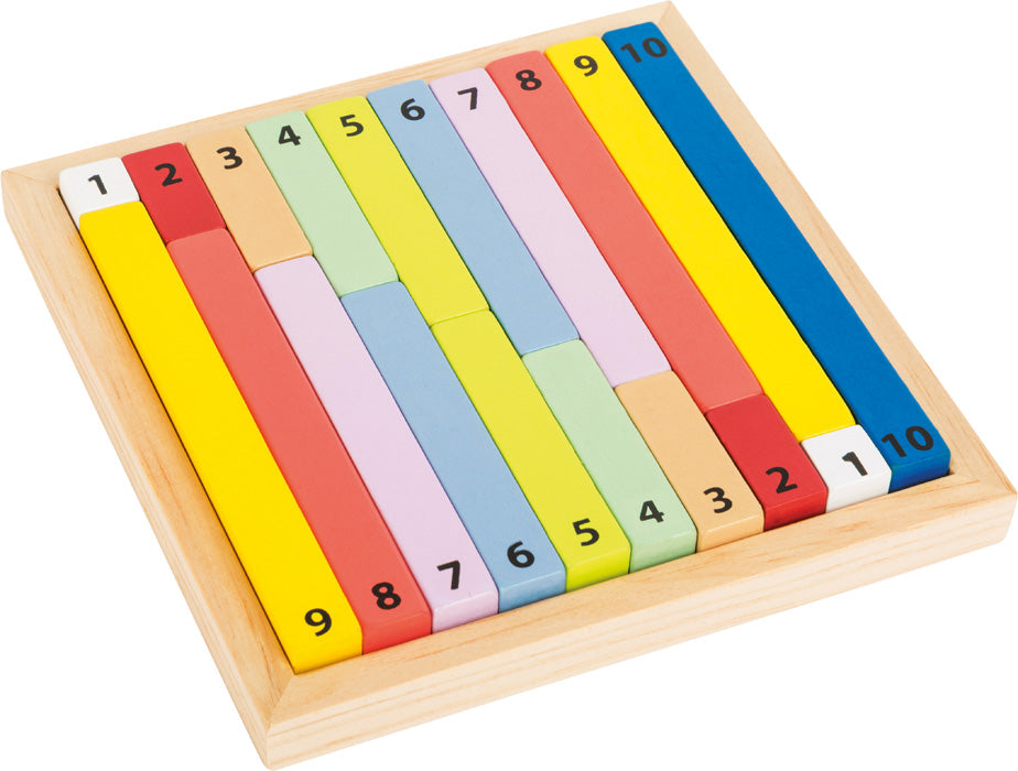 Rechenstäbchen „Educate“: Ein Tablett mit hölzernen Rechenstäben, nummeriert von 1 bis 10, jeder Stab hat eine einzigartige Farbe und Länge.