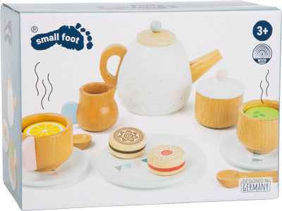 Das Teeservice Kinderküche ist ein Spielzeug-Teeservice aus Holz mit Tassen, Teekanne, Tellern und Gebäck, ideal für Kinder ab 3 Jahren und wird in einer Schachtel mit der Aufschrift „small foot“ geliefert.