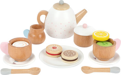 Das Teeservice Kinderküche ist ein Teeservice aus Holz, das aus einer Teekanne, Tassen, Löffeln, einem Milchkännchen, einer Zuckerdose und Keksen auf Tellern besteht.