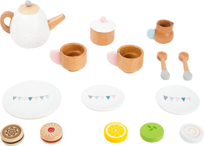 Teeservice Kinderküche: Teeservice aus Holzspielzeug mit Teekanne, Tassen, Löffeln, Tellern und Spielzeugleckereien auf weißem Hintergrund.