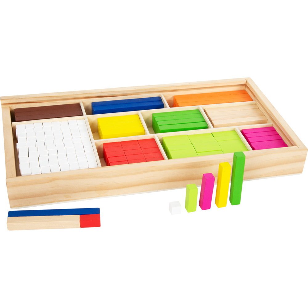 Das Lernbox Rechenstäbchen besteht aus einer Holzbox mit bunten, rechteckigen Rechenblöcken, die ordentlich in Abschnitte unterteilt sind, sowie einigen Blöcken, die außerhalb der Box gestapelt sind.