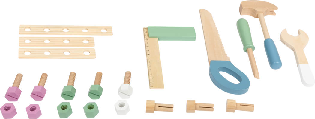 Die Werkbank kompakt „Nordic“ umfasst Spielzeugwerkzeuge und -teile aus Holz wie Säge, Hammer, Schraubenschlüssel, Lineal, Schrauben, Bolzen und Schlitzbretter.