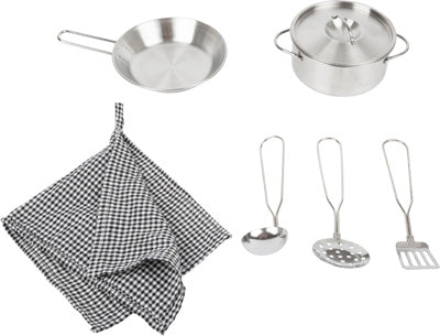 Das modulare XL-Set der Kinderküche umfasst eine Metallbratpfanne, einen Topf mit Deckel, Besteck und schwarz-weiß karierte Servietten zum Rollenspiel.