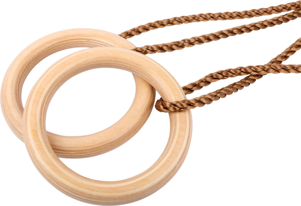 Die Turnringe Holz bestehen aus zwei hölzernen Turnringen, die an braunen geflochtenen Seilen befestigt sind und sich vor einem weißen Hintergrund abheben.
