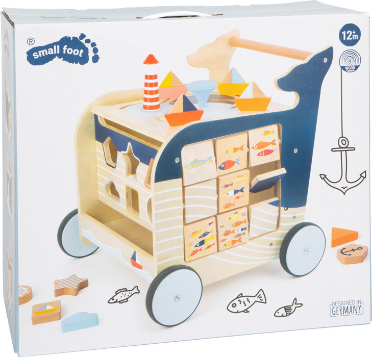 Lauflernwagen Wal: Hölzerner Lauflernwagen mit nautischen Motiven, Blöcken und Formen für Kleinkinder. Geeignet für Kinder ab 12 Monaten.