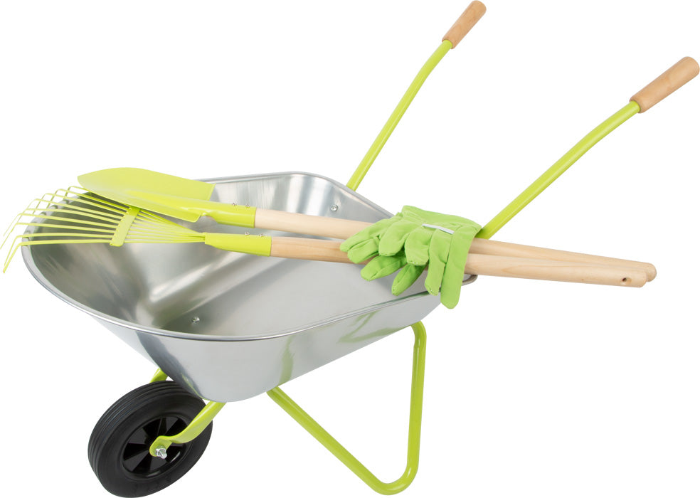 Die Schubkarre mit Gartenwerkzeug ist eine Schubkarre aus Metall mit grünen Griffen, inklusive Rechen, Schaufel und grünen Gartenhandschuhen.