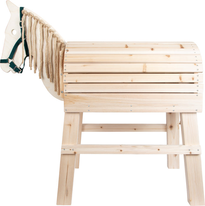 Das Holzpferd ist ein hölzernes Gymnastikpferd mit einer Seilmähne, grünem Zaumzeug und einem robusten Körper und Beinen aus Lattenrost.