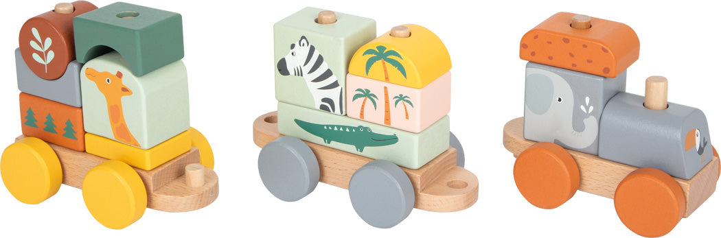 Der Holzzug „Safari“ besteht aus drei hölzernen Spielzeugeisenbahnwaggons, auf denen bunte Bausteine mit Tier- und Naturmotiven gestapelt sind.