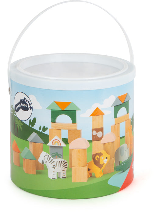 Das Holzbausteine-Set „Safari“ besteht aus einem runden Eimer mit Henkel, der mit Tier- und Bausteinmotiven verziert und mit Holzbausteinen gefüllt ist.