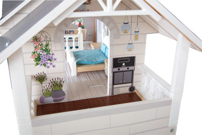 Die Puppenhaus Stadtvilla verfügt über ein Schlafzimmer mit einem blauen Bett, Topfpflanzen und einem Spielgrill auf der Veranda.