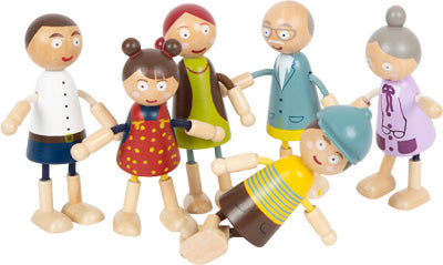 Die Biegepüppchen-Familie umfasst sechs Holzspielzeugpuppen mit bemalten Gesichtern, farbenfrohen Outfits und flexiblen Gliedmaßen, die zusammen stehend und sitzend aufgestellt sind.