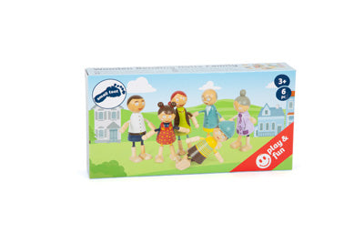 Biegepüppchen-Familienbox mit Puppenfamilienspielzeug aus Holz, illustriertem Hintergrund, Etikett für 3–6 Jahre, Plus & Fun-Logo.