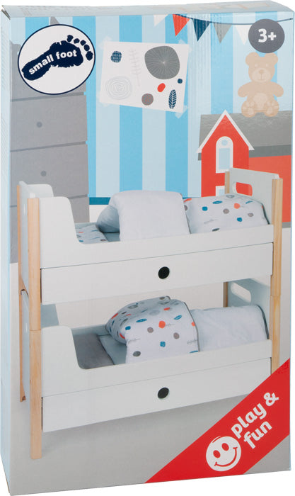 Das Puppenhochbett „Little Button“ ist ein weißes Spielzeug-Etagenbett für Puppen mit gepunkteter Bettwäsche, geeignet für Kinder ab 3 Jahren und wird in einer Schauverpackung geliefert.