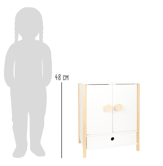 Der Puppenschrank „Little Button“ ist ein kleiner weißer Schrank mit Holzseiten, neben dem eine Kindersilhouette seine Höhe von 48 cm verdeutlicht.