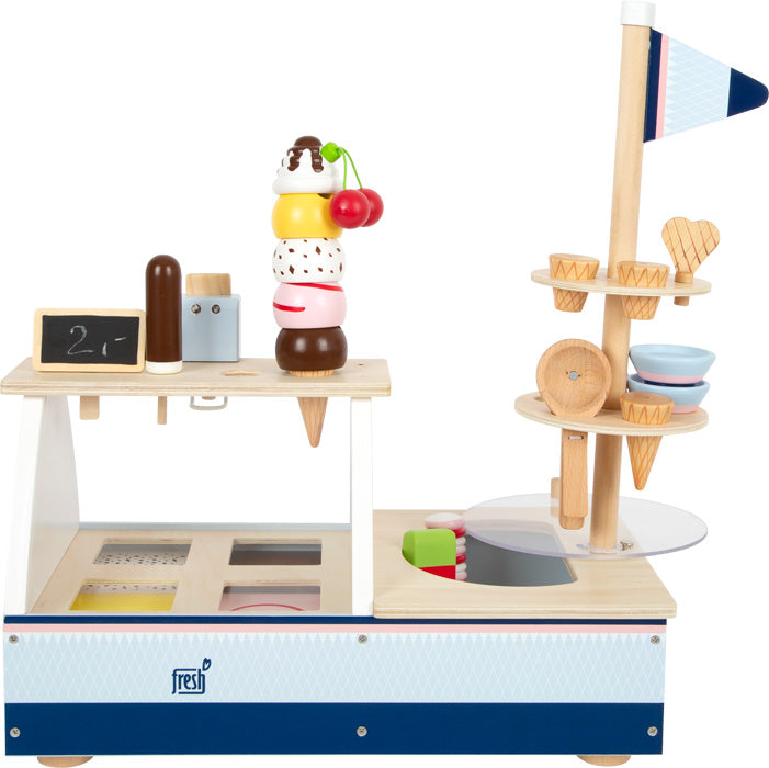 Eistheke „fresh“: Spielzeug-Eisstand aus Holz mit Waffeln, Kugeln, Toppings, Schalen, Kreidetafel-Schild und blaugestreifter Fahne.