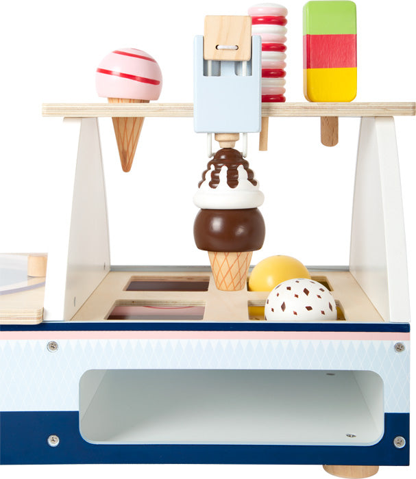 Die Eistheke „fresh“ ist ein hölzerner Spielzeug-Eisstand mit ausgestellten Waffeln, Eis am Stiel und Spielzeug-Eis-Toppings.