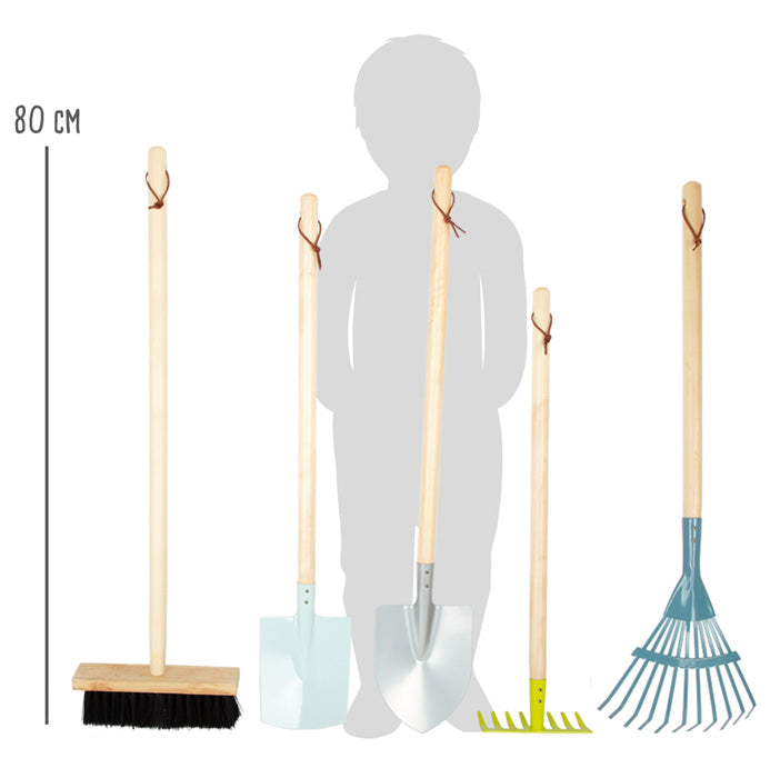 Das Große Gartenwerkzeug-Set enthält fünf Gartenwerkzeuge mit Holzgriffen, dargestellt neben einer Kindersilhouette zum Größenvergleich bei 80 cm.
