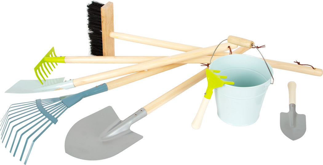 Das Große Gartenwerkzeug-Set für Kinder umfasst Rechen, Schaufeln, einen Besen und einen kleinen Eimer, alles angeordnet auf weißem Hintergrund.